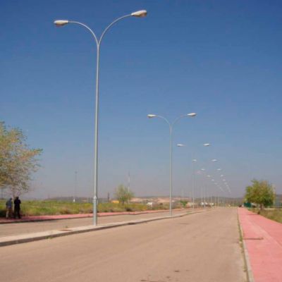 Vista de la calle urbanizada e iluminada en el Recinto Ferial la Peralada en Toledo