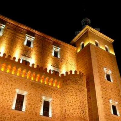 Sección del muro iluminado artísticamente en el Alcázar de Toledo