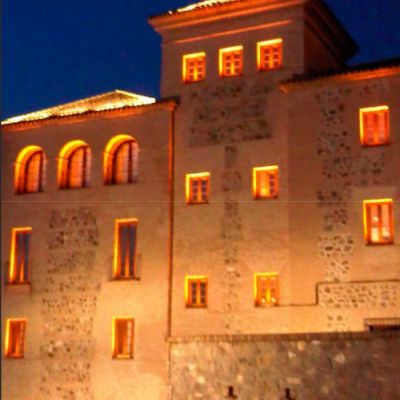 fachada iluminada artísticamente de las Cortes de Castilla la Mancha en Toledo