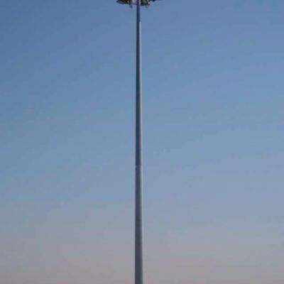 vista de la torre de iluminación instalada en la ronda suroeste en Toledo