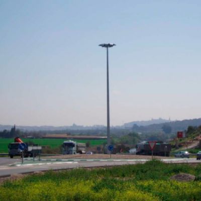 una de las rotondas de la Ronda suroeste de Toledo con la torre de iluminación instalada