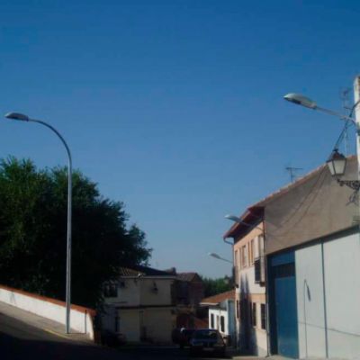 calle en Yuncos con las nuevas farolas instaladas