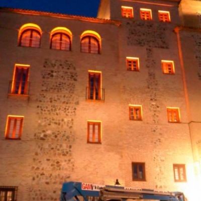 fachada iluminada artísticamente de las Cortes de Castilla la Mancha en Toledo