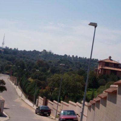 una de las calles de la urbanización San Bernardo en Toledo con una de las farolas ya instaladas