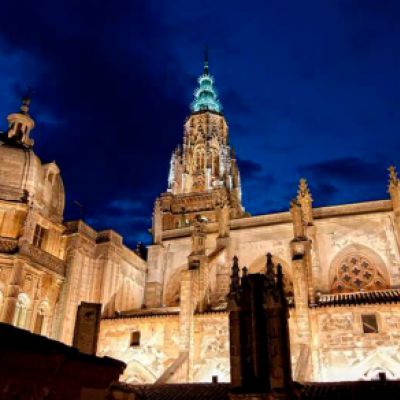 vista desde la calle de la iluminación artística en la Catedral de Toledo