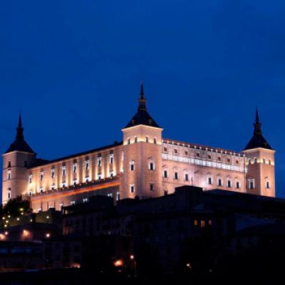 Vista panorámica del Alcázar de Toledo iluminado artísticamente