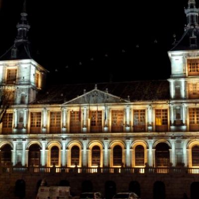 Fachada iluminada artísticamente del Ayuntamiento de Toledo