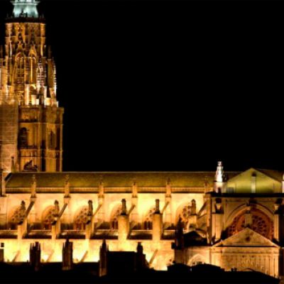 Vista general de iluminación artística en la Catedral de Toledo